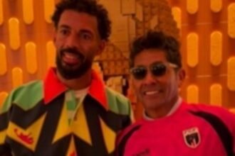 Jorge Campos y Vozinha intercambian suéteres y elogios en un emotivo encuentro