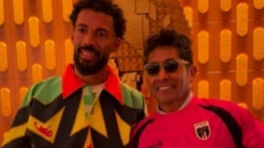 Jorge Campos y Vozinha intercambian suéteres y elogios en un emotivo encuentro
