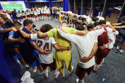 jugadores de espana celebran su pase a la final con Jugadores de España celebran su pase a la Final con pizzas y familiares
