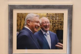 Ken Salazar, antes cercano a AMLO, es acusado de mentir por Sheinbaum.