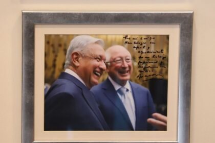 Ken Salazar, antes cercano a AMLO, es acusado de mentir por Sheinbaum.