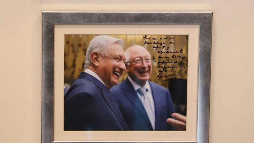 Ken Salazar, antes cercano a AMLO, es acusado de mentir por Sheinbaum.