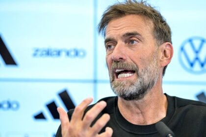 Klopp asume como técnico de Alemania y defiende a su familia