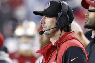 Kyle Shanahan, coach de 49ers, sufre accidente de auto con heridas