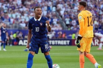 Kylian Mbappé sufre un balonazo del portero tras el partido con Paraguay
