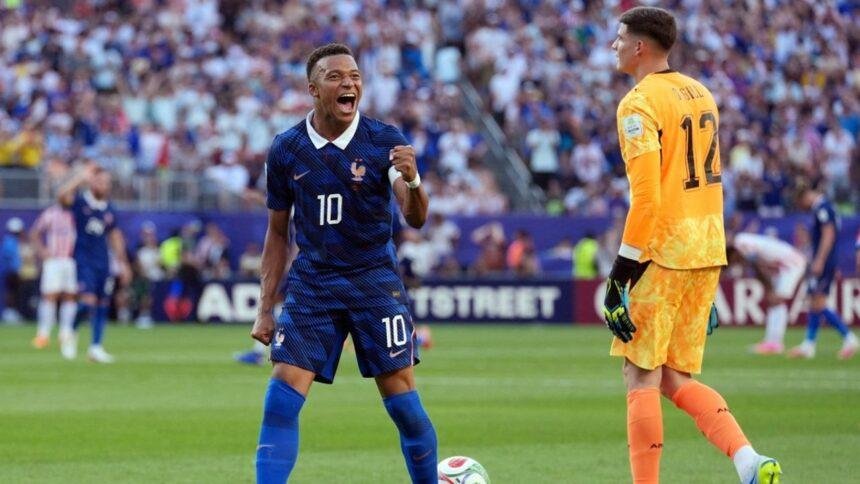 Kylian Mbappé sufre un balonazo del portero tras el partido con Paraguay