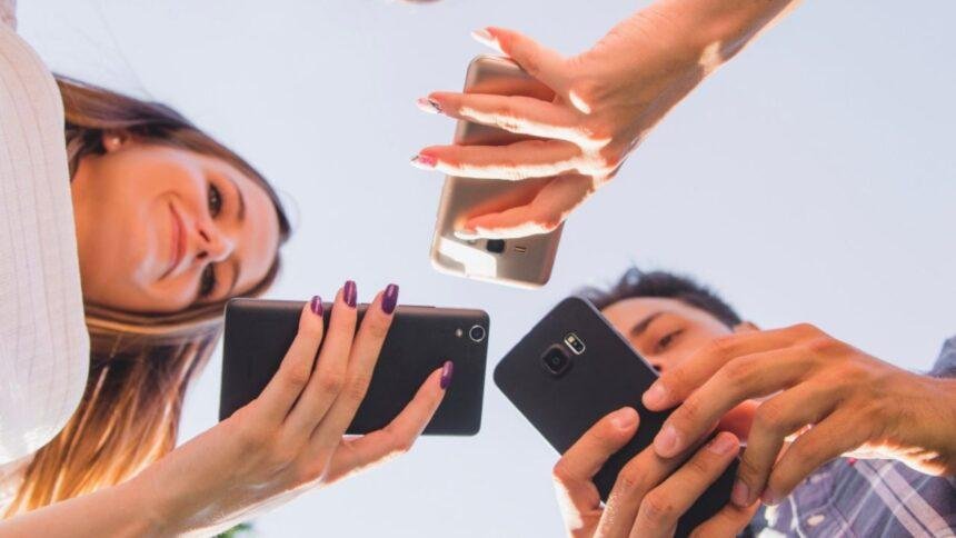 La CRT anunció prórroga para registrar celulares horas antes de su aprobación