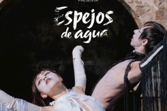 La Secretaría de Cultura de Guanajuato presentará la obra Espejos de agua, una nueva creación del Laboratorio de con-TACTO, que fusiona danza contemporánea, teatro físico, música original y proyecciones audiovisuales. La puesta en escena se inspira en el mito de El Reflejo de la Luna y en la memoria del antiguo pueblo del Zangarro, y se ofrecerá con entrada libre en el Teatro Cervantes y el Teatro de la Ciudad de Purísima del Rincón.
La obra, interpretada por Andrea Valeria Saravasti y Jaime Juárez, explora dualidades como la vida y la muerte, así como lo femenino y lo masculino. Utilizando un lenguaje escénico simbólico, invita al público a un recorrido sensorial donde el cuerpo es cauce y recuerdo, evocando el fluir del agua y las voces ancestrales a través de tradiciones purépechas.
Además de ser una presentación artística, Espejos de agua busca ofrecer una experiencia inmersiva que reflexiona sobre la conexión entre el ser humano y su entorno. La memoria se presenta como un elemento vivo, presente en quienes recuerdan y en los lugares históricos.
El Laboratorio de con-TACTO, fundado en 2020 por el coreógrafo y director guanajuatense Jaime Juárez, se dedica a la creación interdisciplinaria. Desde su inicio, ha desarrollado diversas obras que han sido presentadas en México y otros países. Juárez, con formación en Artes Escénicas, ha trabajado como intérprete en múltiples compañías y ha colaborado internacionalmente, fortaleciendo su labor creativa.
La interpretación de Espejos de agua también incluye a Andrea Valeria Saravasti, quien ha colaborado con importantes exponentes de la danza y el teatro, participando en festivales internacionales. La atmósfera sonora de la obra es obra del compositor Paul Campos, quien ha explorado nuevas posibilidades sonoras relacionadas con el lenguaje del montaje. Las funciones están programadas para el viernes 17 de julio en Guanajuato y el sábado 1 de agosto en Purísima del Rincón, ambas con entrada libre.
