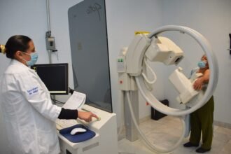 La Secretaría de Salud de Guanajuato ha reconocido al Hospital General de León por recibir el “Reconocimiento INCan en Mastografía de Tamizaje”, una distinción que valida la calidad y seguridad en la detección oportuna del cáncer de mama en la población local.

El Secretario de Salud, Gabriel Cortés Alcalá, destacó que esta certificación otorgada por el Instituto Nacional de Cancerología refleja la excelencia en los servicios de salud. La distinción se basa en el cumplimiento de altos estándares en la realización de mastografías, lo que genera confianza entre las pacientes.

Este reconocimiento se concede a hospitales y centros de salud que demuestran procesos de calidad en los estudios que ofrecen. Entre los aspectos evaluados se incluyen la calibración correcta del equipo, la preparación del personal especializado y el uso de indicadores de calidad.

El Hospital General de León ha demostrado un compromiso continuo con la capacitación y profesionalismo de su personal, asegurando así servicios de salud adecuados para las mujeres guanajuatenses. El Gobierno del Estado reitera su compromiso de mejorar las estrategias de prevención y atención del cáncer de mama, promoviendo un sistema de salud seguro y eficiente.