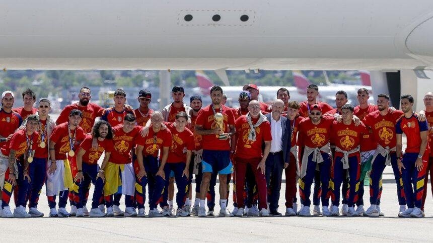 la seleccion espanola regresa a madrid tras ganar la copa La selección española regresa a Madrid tras ganar la Copa del Mundo