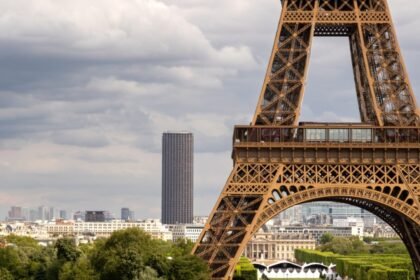 La Torre Eiffel y el Museo del Louvre cerrarán anticipadamente por ola de calor.