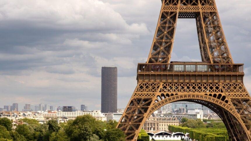 La Torre Eiffel y el Museo del Louvre cerrarán anticipadamente por ola de calor.