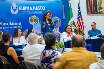 Libia Dennise ofrece atención a migrantes en Chicago