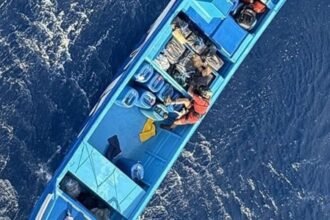 Marina decomisa casi tres toneladas de cocaína y detiene a cuatro personas.
