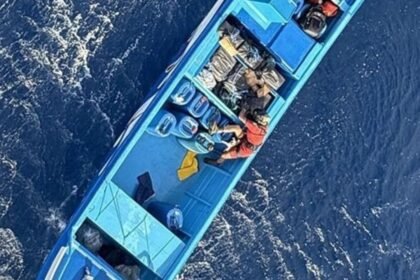 Marina decomisa casi tres toneladas de cocaína y detiene a cuatro personas.