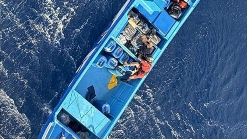 Marina decomisa casi tres toneladas de cocaína y detiene a cuatro personas.