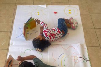 Más de 30 mil 791 niños en Guanajuato reciben atención integral a través de los Centros Comunitarios de Atención a la Primera Infancia (CCAPI). Esta estrategia, impulsada por el Gobierno del Estado, busca fortalecer el desarrollo, el lenguaje y la convivencia de los más pequeños, así como ofrecer apoyo a sus familias.

Los CCAPI son espacios gratuitos donde padres y cuidadores participan activamente en actividades que promueven la estimulación temprana y la crianza positiva. Estos centros están dirigidos a niños desde los 45 días hasta los 2 años y 11 meses, buscando crear entornos seguros y afectivos.

Las historias de éxito reflejan el impacto positivo de estos centros. Por ejemplo, en Purísima del Rincón, Gabriel ha pasado de ser un niño reservado a participar entusiastamente en actividades, mejorando su comunicación y su dieta. En Romita, Luisito ha aumentado su interacción social y ha adoptado hábitos alimenticios más saludables.

En otras localidades, como Guanajuato capital, Jade ha superado dificultades de separación de su madre y ha desarrollado autonomía y confianza. En Irapuato, Estrellita ha fortalecido sus habilidades sociales y su interés por la lectura, afectando positivamente los hábitos alimenticios en su familia.

Actualmente, existen 13 CCAPI en operación y se planifica abrir 35 nuevos durante 2026, con el objetivo de ampliar la cobertura de estos servicios. La estrategia del Gobierno de la Gente y la Secretaría de Educación de Guanajuato reafirma su compromiso con la atención a la primera infancia, promoviendo un desarrollo más seguro y saludable para las futuras generaciones.