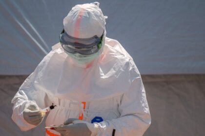 Médico estadounidense contagiado de ébola durante brote en el Congo