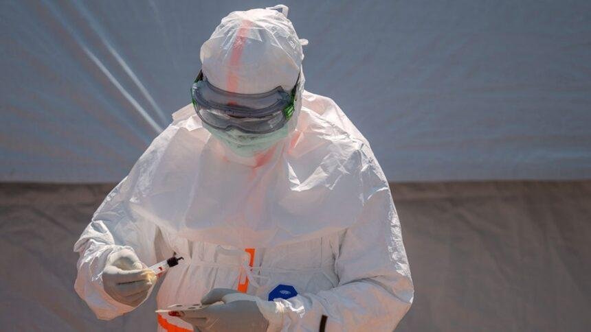 Médico estadounidense contagiado de ébola durante brote en el Congo