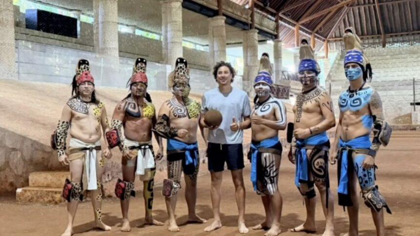 Memo Ochoa practica juego maya en vacaciones familiares