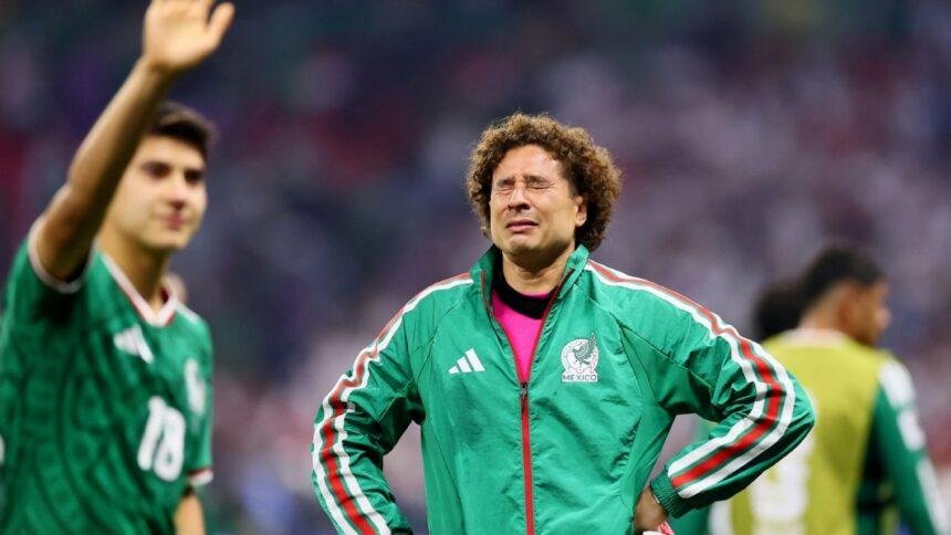 Memo Ochoa, Raúl Jiménez y 'La Hormiga' González lloran tras eliminación de México