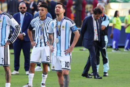 messi emocionado tras recibir la medalla de segundo lugar en Messi emocionado tras recibir la medalla de segundo lugar en el Mundial