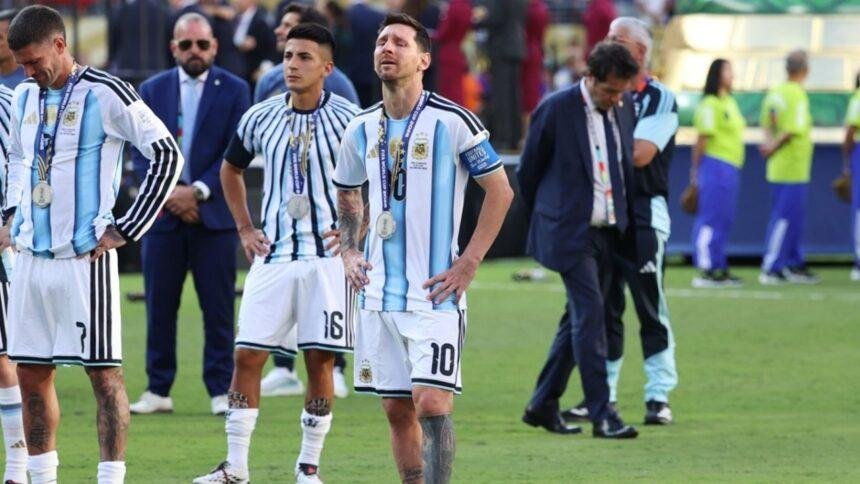 messi emocionado tras recibir la medalla de segundo lugar en Messi emocionado tras recibir la medalla de segundo lugar en el Mundial