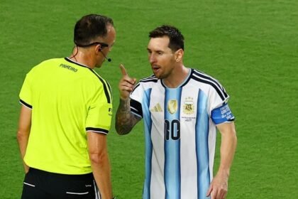 Messi mantiene acalorado intercambio con el árbitro Joao Pinheiro