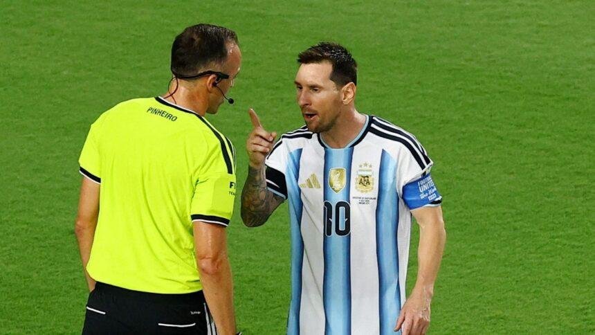 Messi mantiene acalorado intercambio con el árbitro Joao Pinheiro
