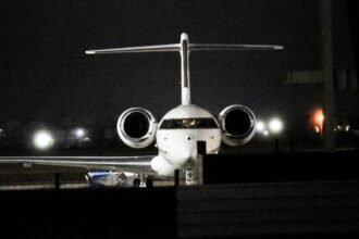 Messi regresa a Argentina en avión privado y evita a los aficionados