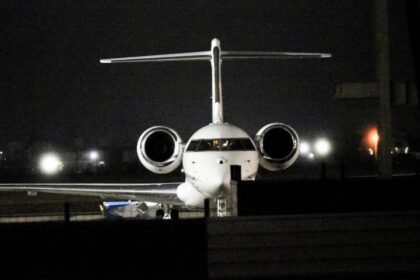 Messi regresa a Argentina en avión privado y evita a los aficionados