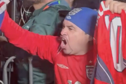 Mexicano apoya a Inglaterra en CDMX y canta ‘You’ll never walk alone’