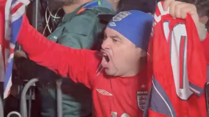 Mexicano apoya a Inglaterra en CDMX y canta ‘You’ll never walk alone’