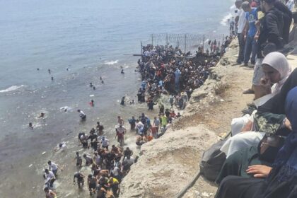 miles de marroquies ingresan a ceuta y gobierno local exige Miles de marroquíes ingresan a Ceuta y gobierno local exige cierre de frontera