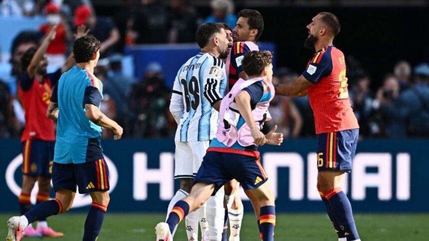 nico otamendi confronta a rodri tras la final por los Nico Otamendi confronta a Rodri tras la Final por los árbitros