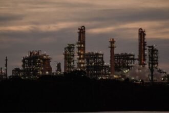Nuevo incendio en la refinería Dos Bocas tras fuga de aceite