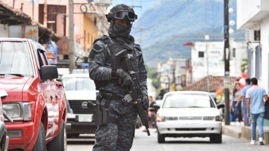 Ocho cuerpos hallados en Chiapas; autoridades investigan disputa por narcotráfico.