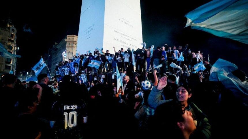 Periodista inglés cuestiona la euforia argentina en el Mundial y su significado