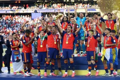 piloto celebra el titulo de espana con un emotivo mensaje Piloto celebra el título de España con un emotivo mensaje