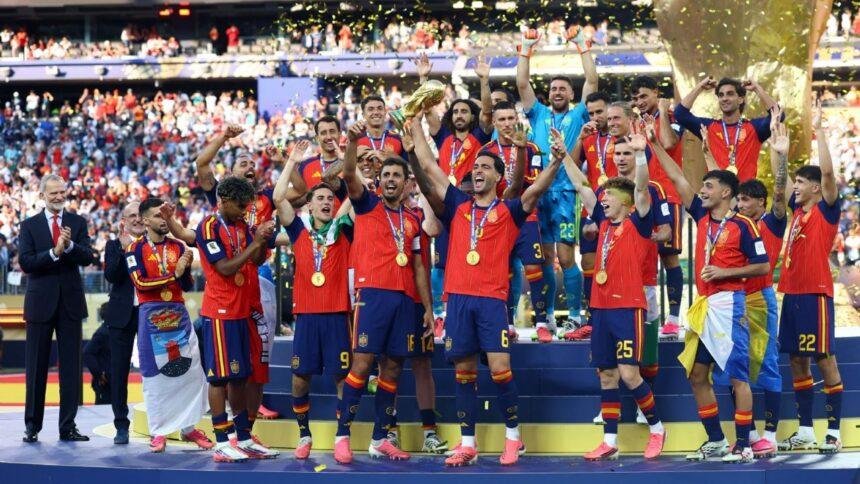 piloto celebra el titulo de espana con un emotivo mensaje Piloto celebra el título de España con un emotivo mensaje