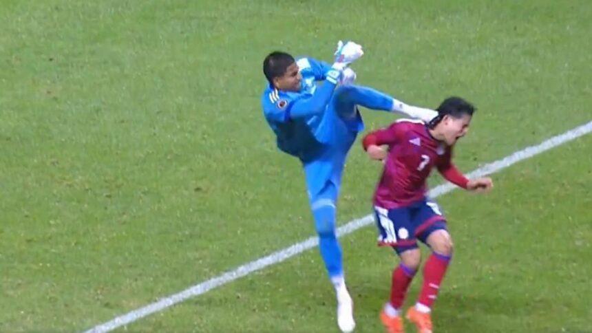 Portero del Tri Sub-20 realiza fuerte entrada a jugador de Costa Rica