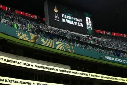 Protocolo de tormenta eléctrica en el Estadio Azteca antes de México vs Inglaterra