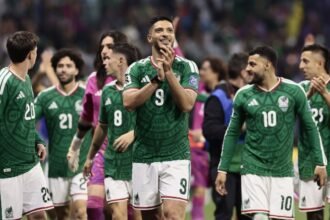 Raúl Jiménez recibe ovaciones al llegar a Cancún tras el Mundial