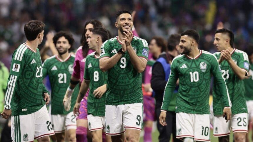 Raúl Jiménez recibe ovaciones al llegar a Cancún tras el Mundial