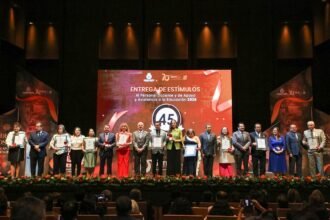 Reconocimiento a 30 y 50 años de servicio en la educación estatal.