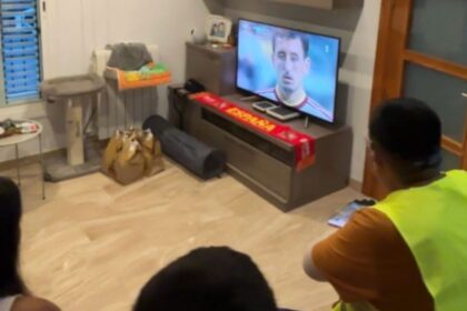 repartidor celebra gol de espana mientras entrega comida durante el Repartidor celebra gol de España mientras entrega comida durante el penalti