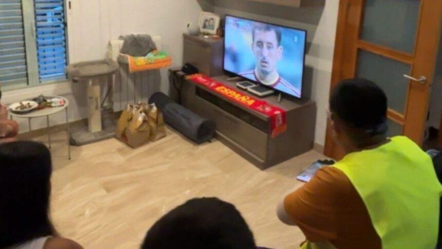 Repartidor celebra gol de España mientras entrega comida durante el penalti