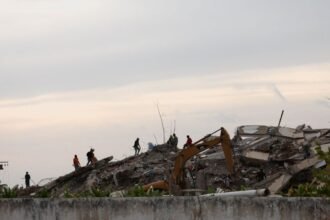 Rescatistas mexicanos salvan a dos vivos y recuperan 92 cuerpos en Venezuela