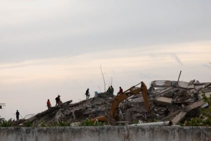 Rescatistas mexicanos salvan a dos vivos y recuperan 92 cuerpos en Venezuela