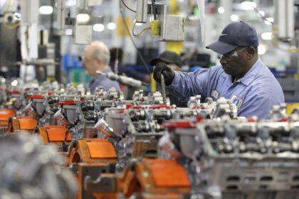 Salarios bajos en Ford impulsan a empleados a buscar trabajos en Amazon.